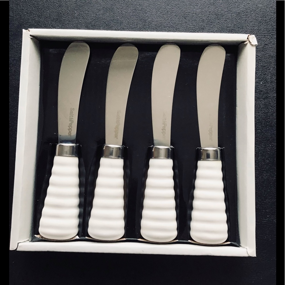 Set of 4 pate knives